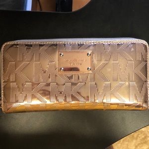 Pre loved Michael Kors wallet! PERFECT inside